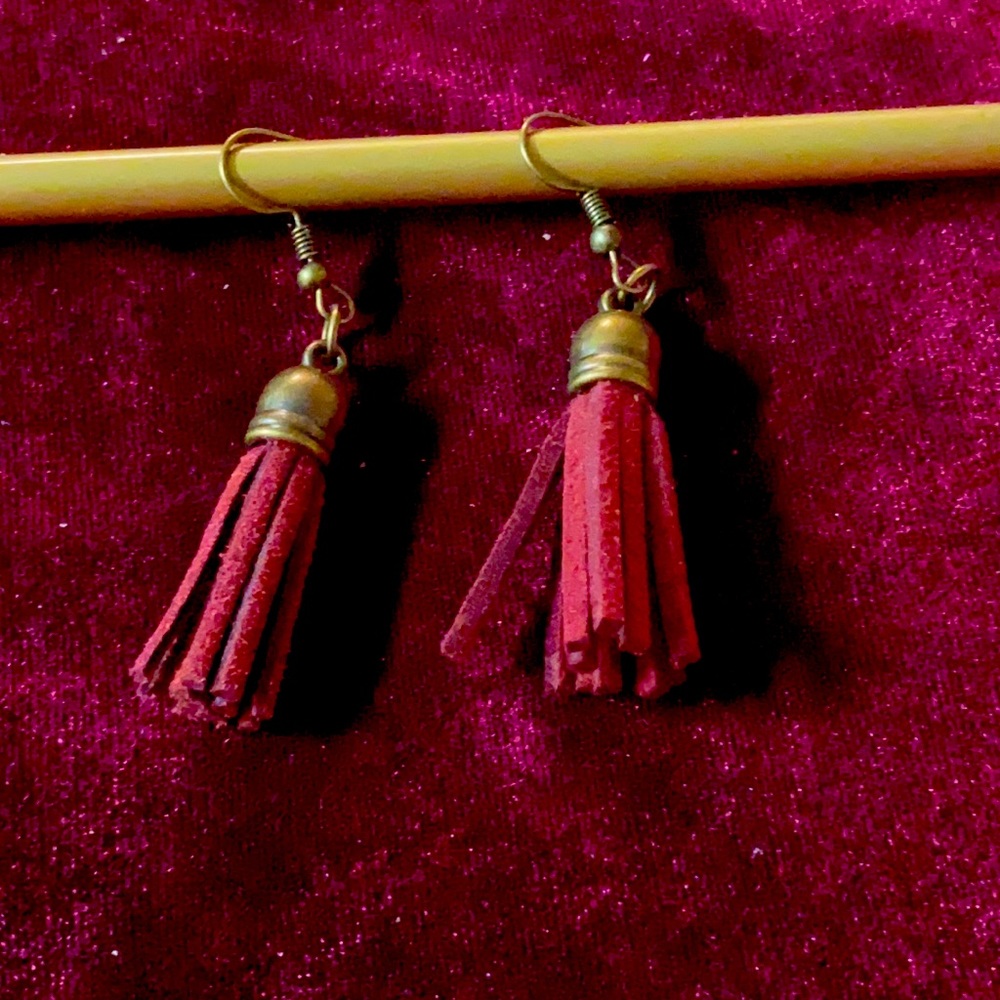 Super cute maroon tassel earrings new never worn